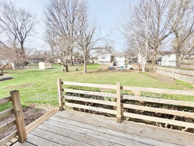 228 Se Bristol Dr - Photo 3 of 15