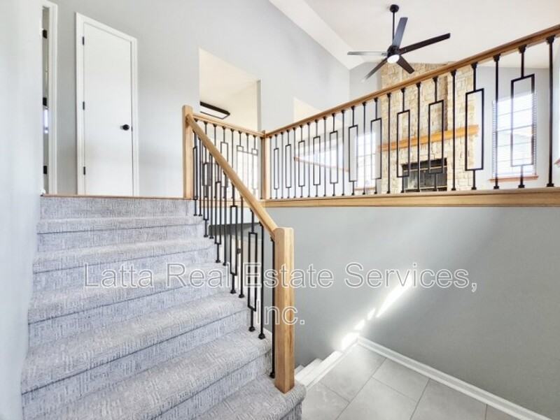 228 Se Bristol Dr - Photo 4 of 15