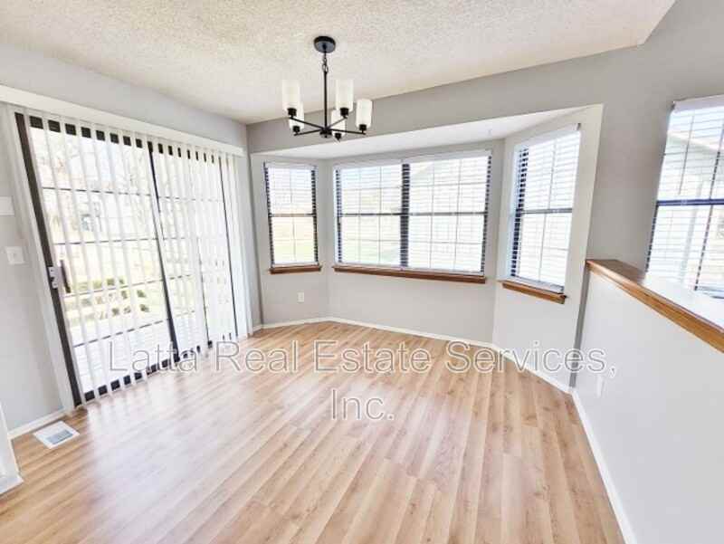 228 Se Bristol Dr - Photo 6 of 15