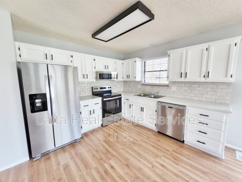 228 Se Bristol Dr - Photo 7 of 15