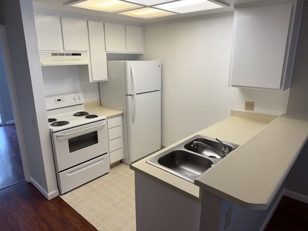 Russell Court Apartments - Photo 2 of 13