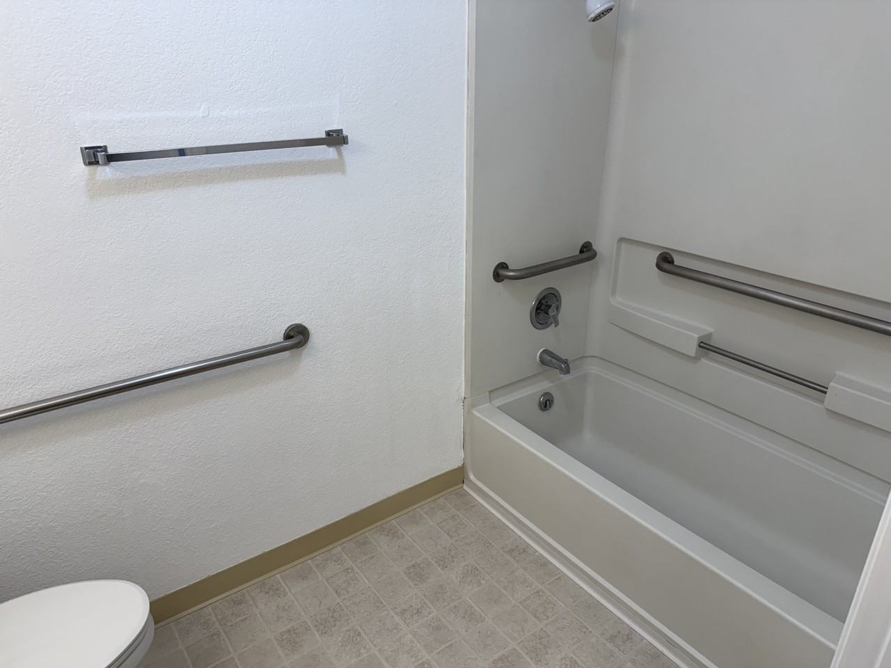 Russell Court Apartments - Photo 7 of 13