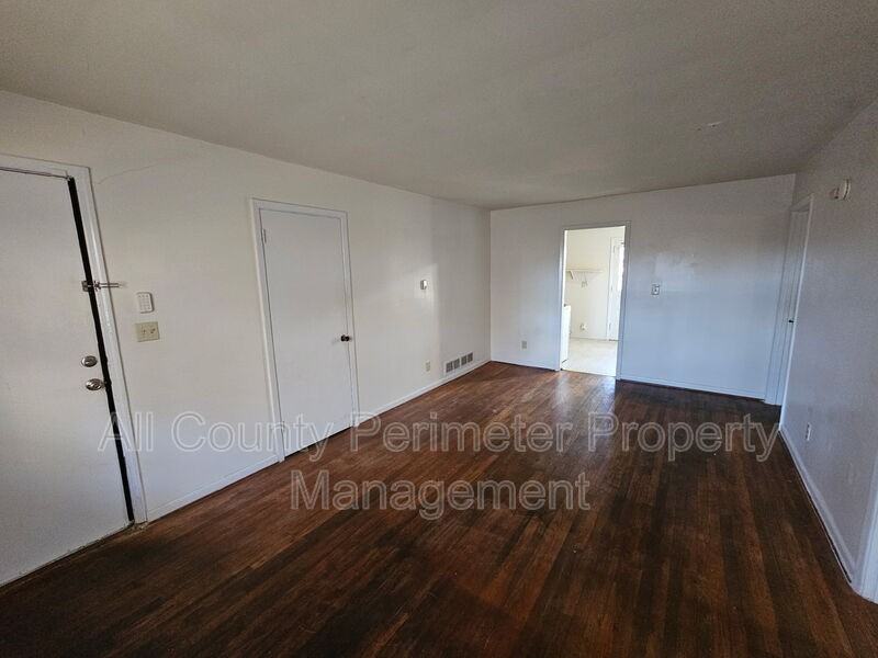 504 Past St - Photo 2 of 9