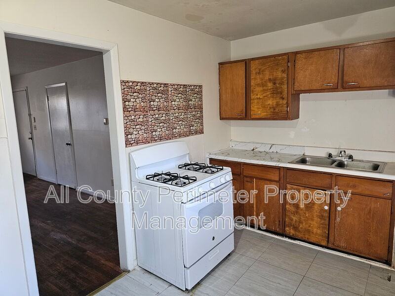 504 Past St - Photo 3 of 9