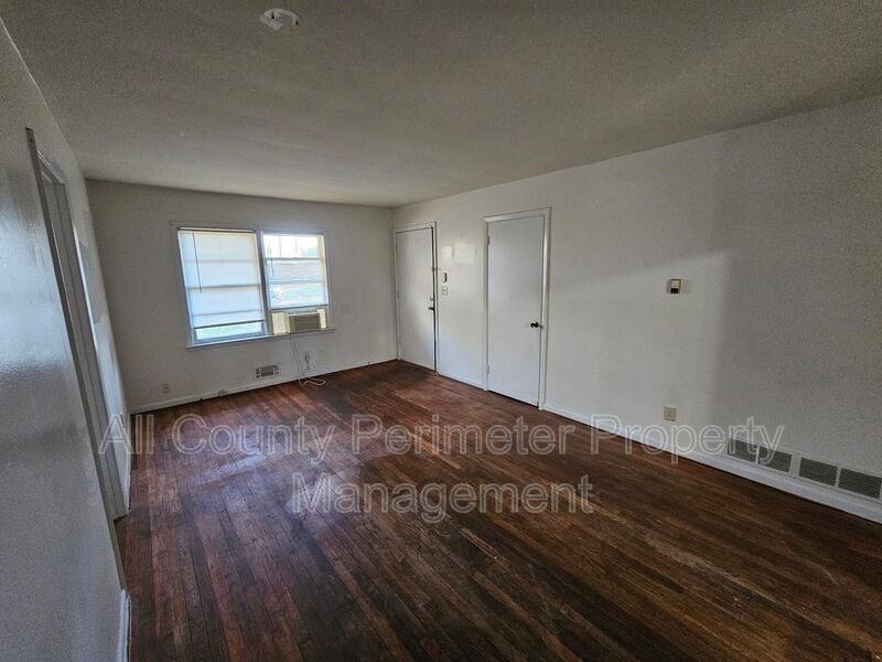 504 Past St - Photo 4 of 9