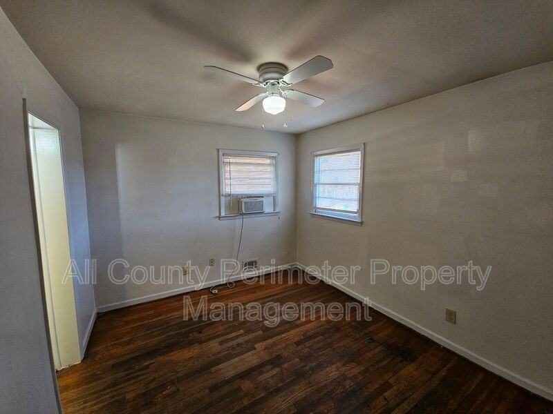 504 Past St - Photo 5 of 9