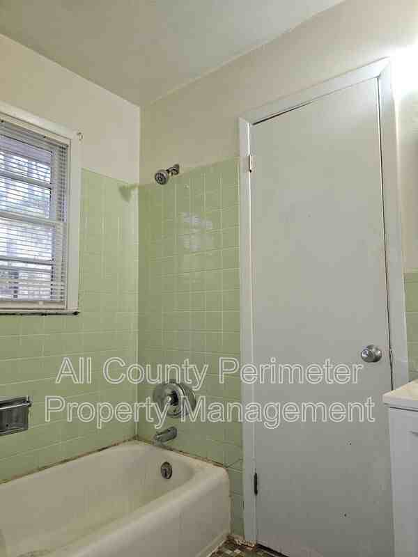 504 Past St - Photo 6 of 9