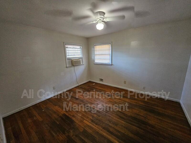 504 Past St - Photo 7 of 9