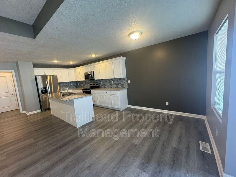 603 Hillcrest St Apt B - Photo 4 of 26