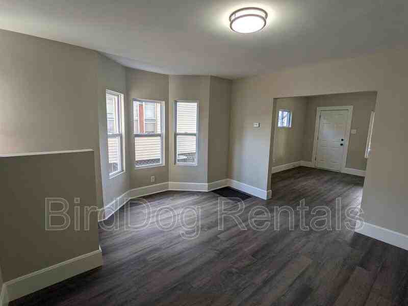 2735 Sutton Ave - Photo 5 of 21