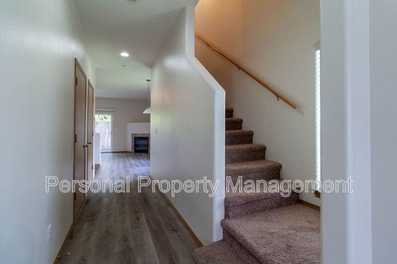 865 Nw Ivy St - Photo 2 of 15