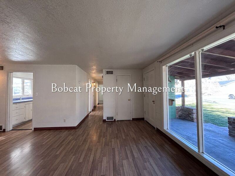 719 W Fifth St - Photo 4 of 45