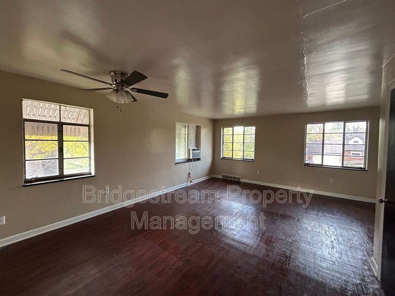 960 Sherwood Dr - Photo 2 of 7