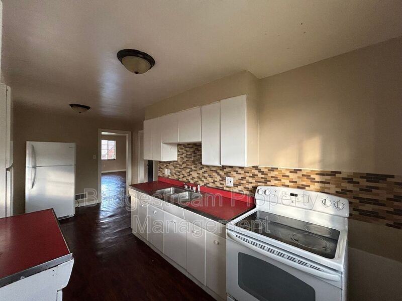 960 Sherwood Dr - Photo 3 of 7