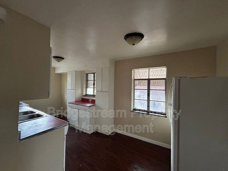 960 Sherwood Dr - Photo 4 of 7