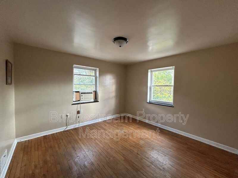 960 Sherwood Dr - Photo 5 of 7