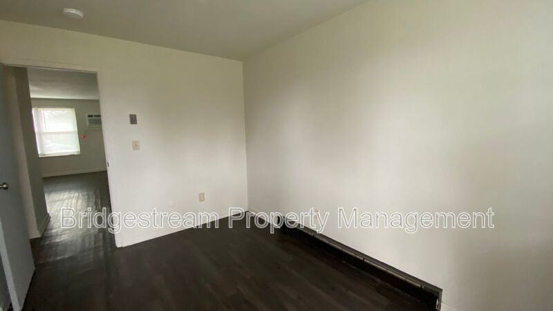 1299 Sanlor Ave - Photo 3 of 18