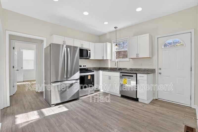 2405 Freeman Mill Rd - Photo 4 of 37