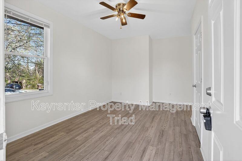 2405 Freeman Mill Rd - Photo 6 of 37