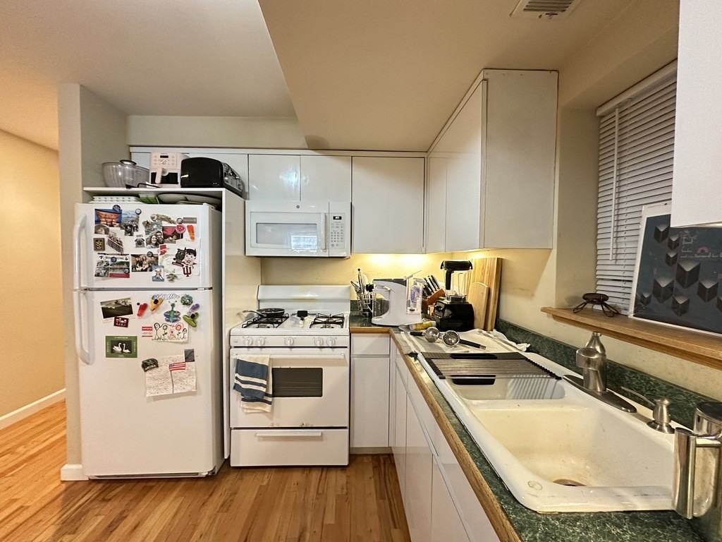 3345 N Southport Ave #1 - Photo 4 of 21