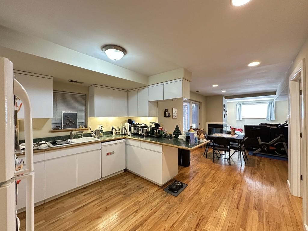 3345 N Southport Ave #1 - Photo 5 of 21