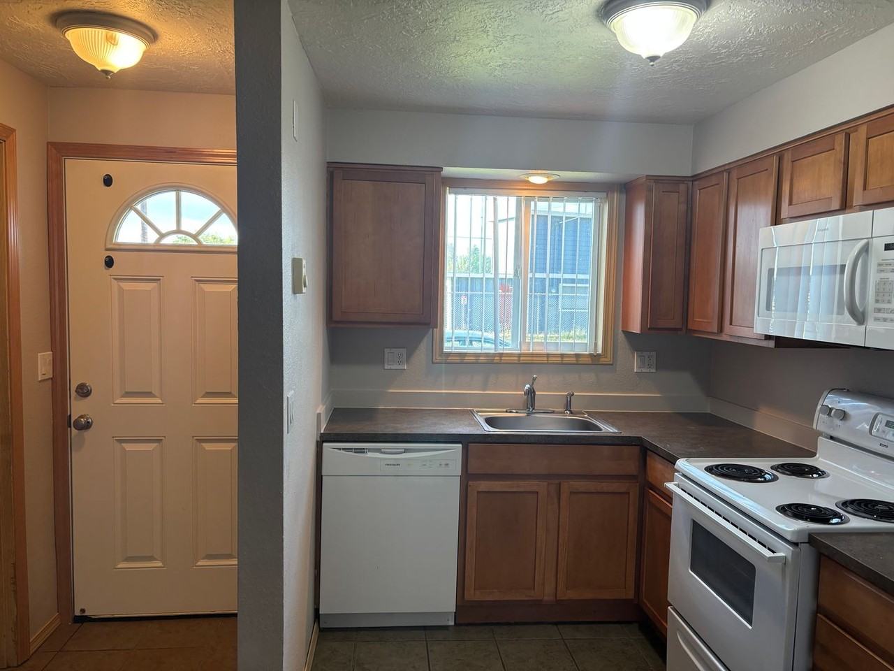 606 E 9th St #22 - Photo 6 of 28