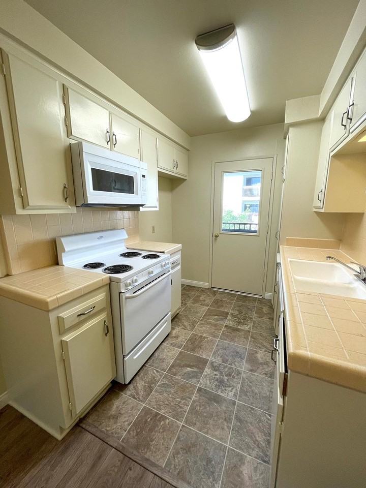 426 East Elmwood - Photo 3 of 26