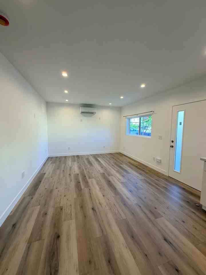 #683 - Photo 3 of 36