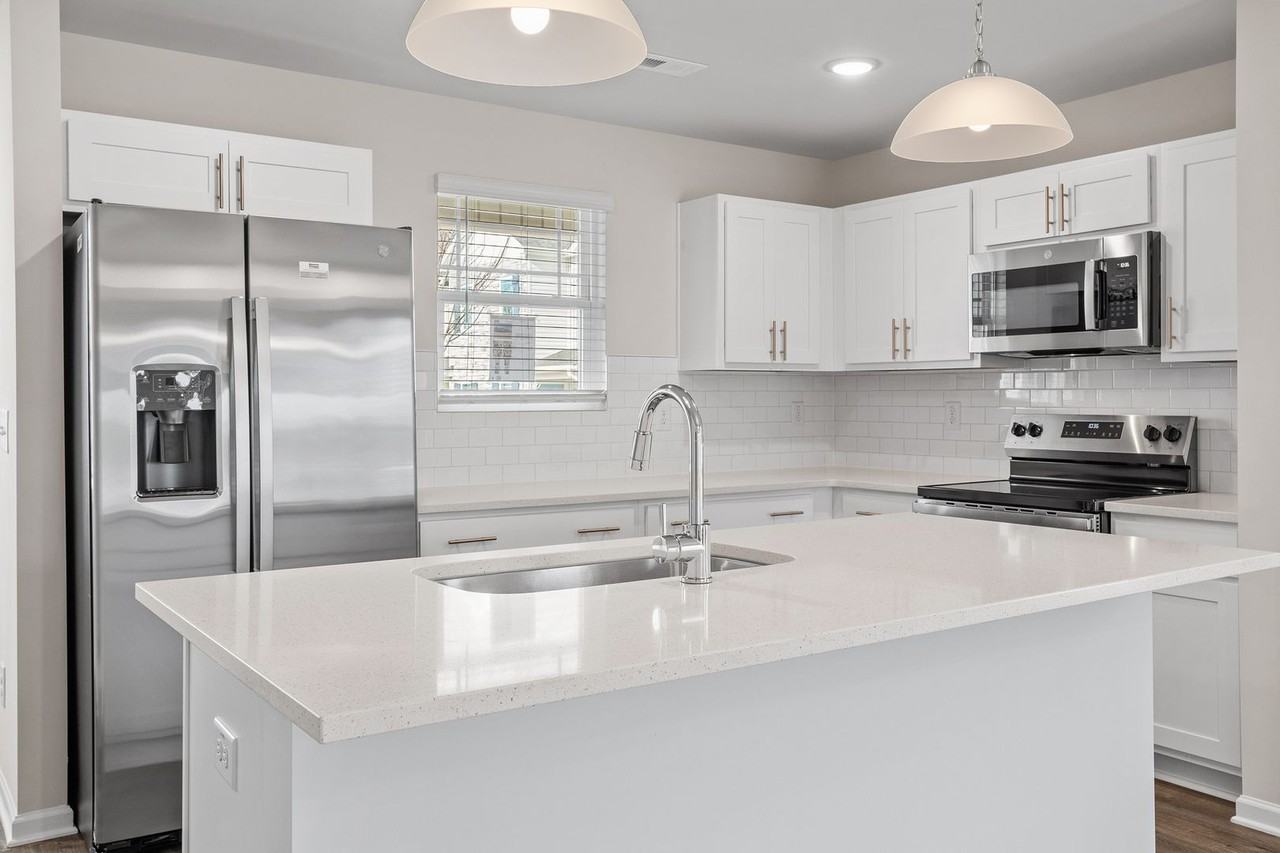 1012 Peony Ln - Photo 3 of 28