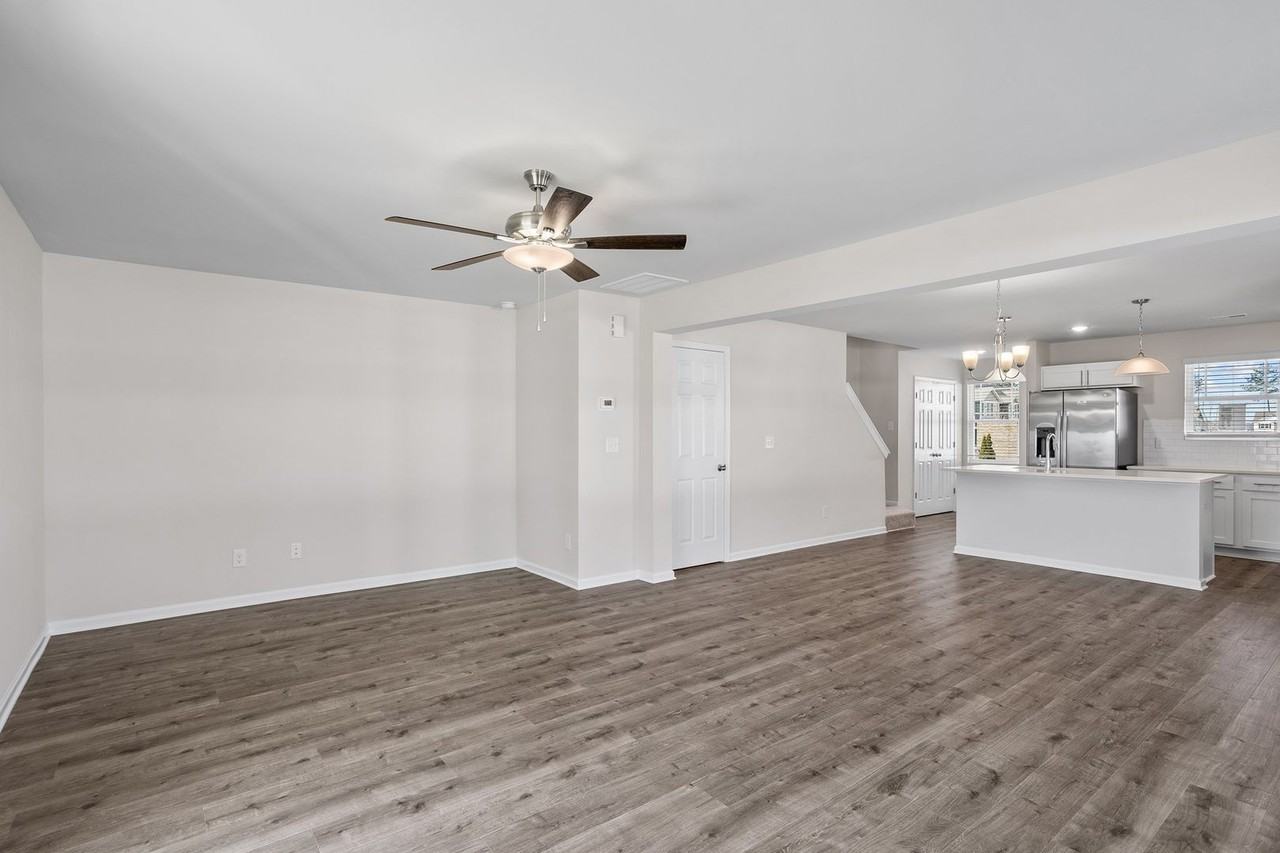 1004 Peony Ln - Photo 5 of 28