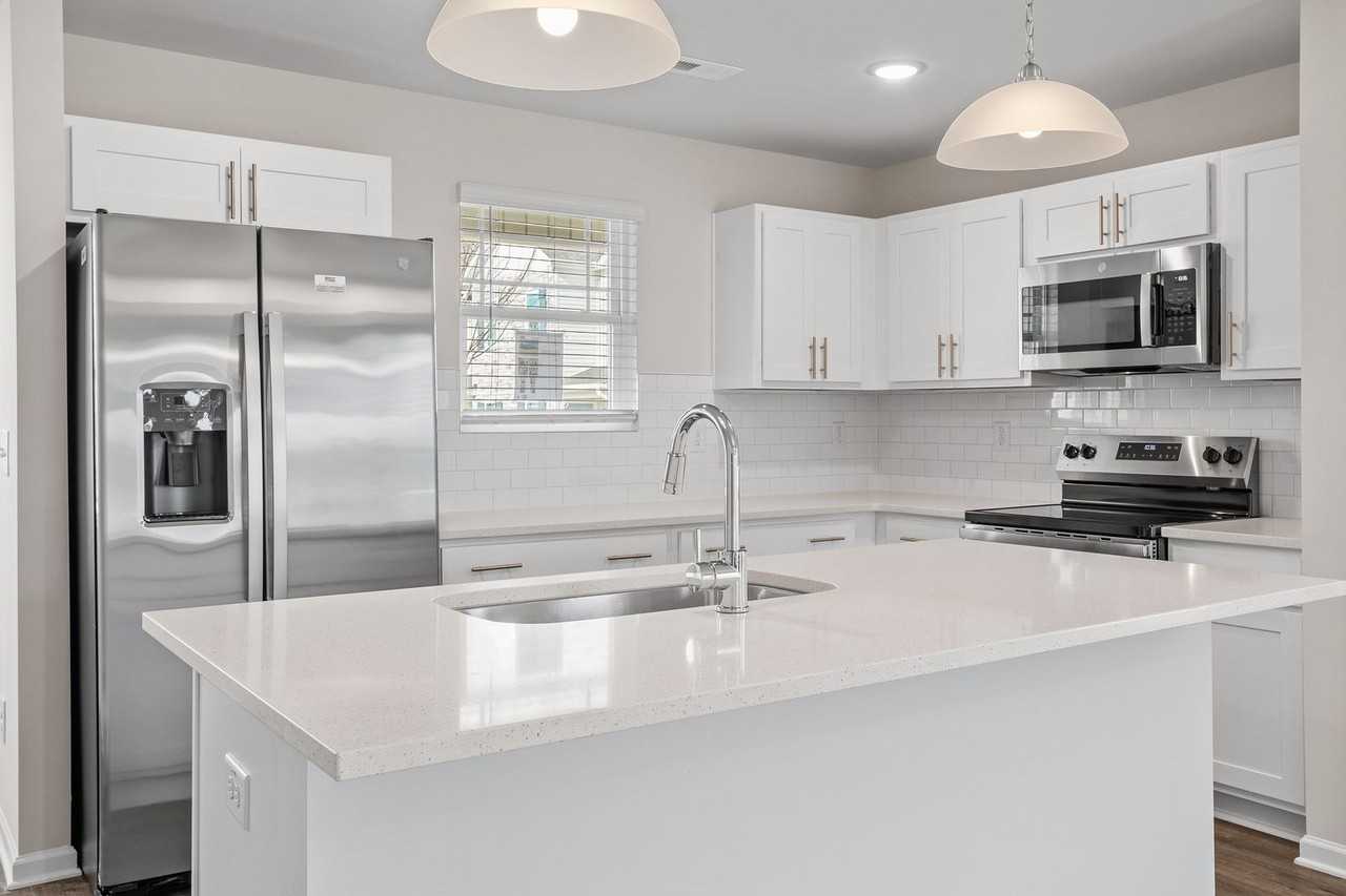 1047 Peony Ln - Photo 3 of 30