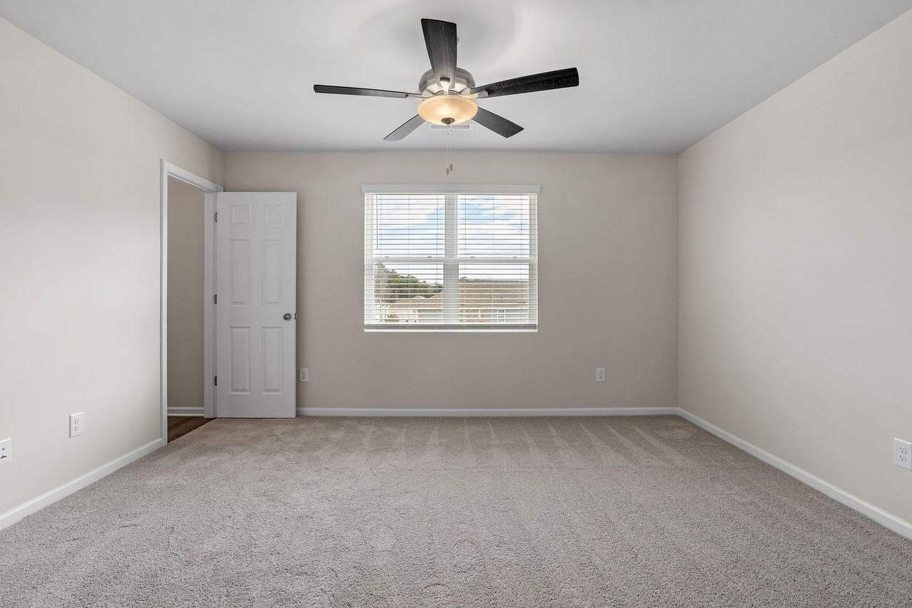 1047 Peony Ln - Photo 7 of 30