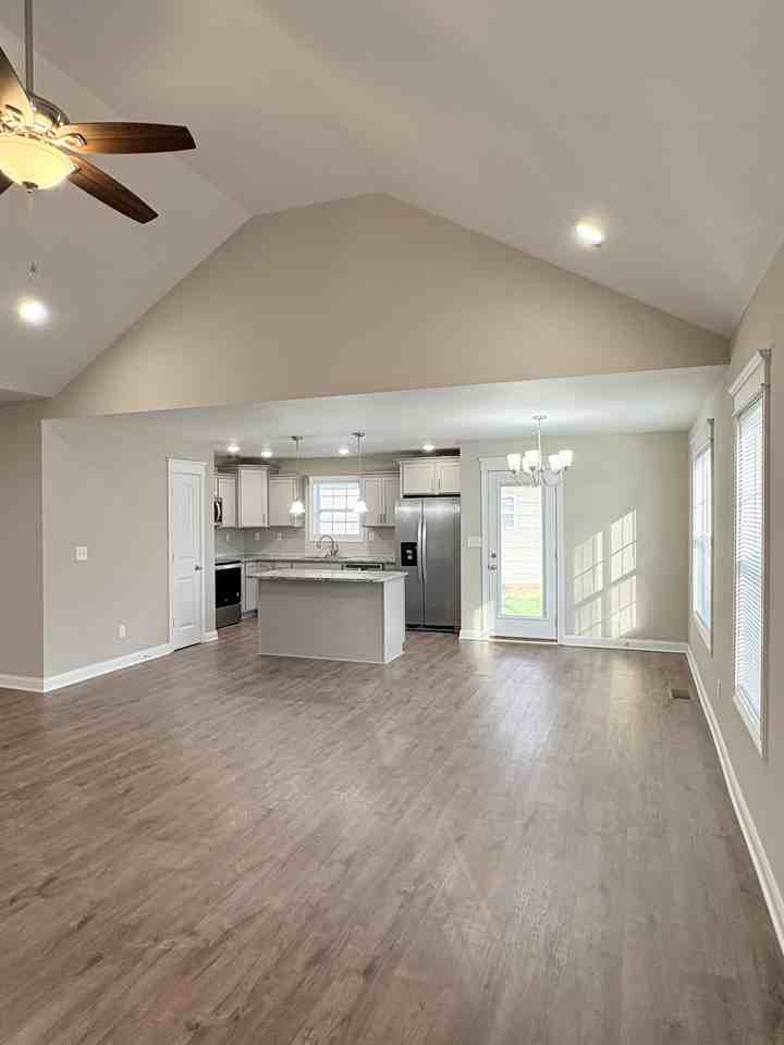 646 Mcintyre St #NA - Photo 4 of 19