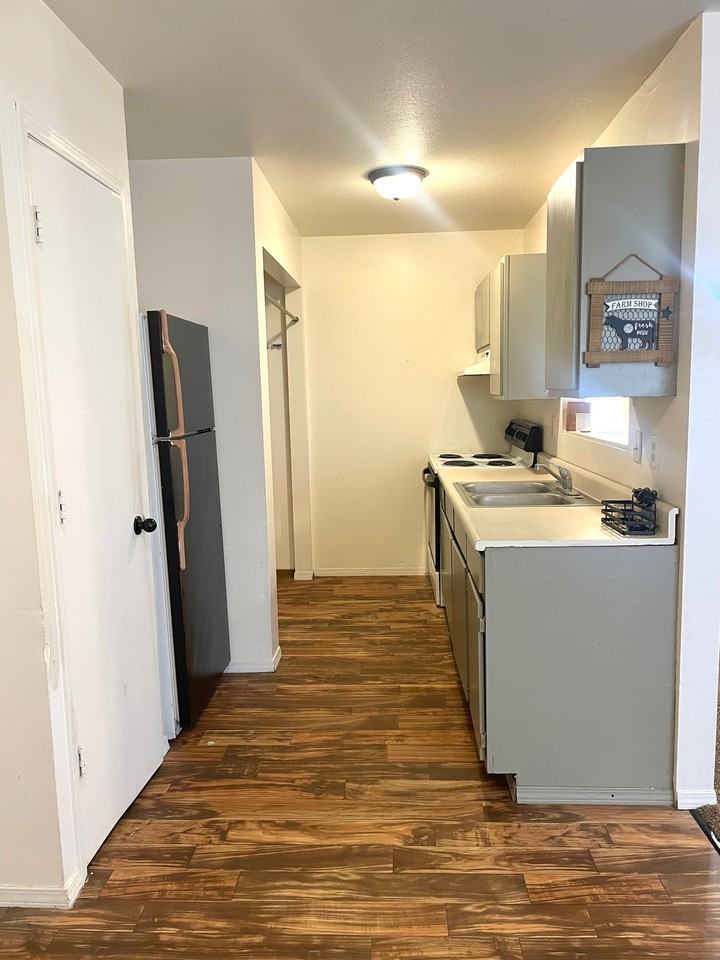 1021 3rd St #4 - Photo 2 of 11