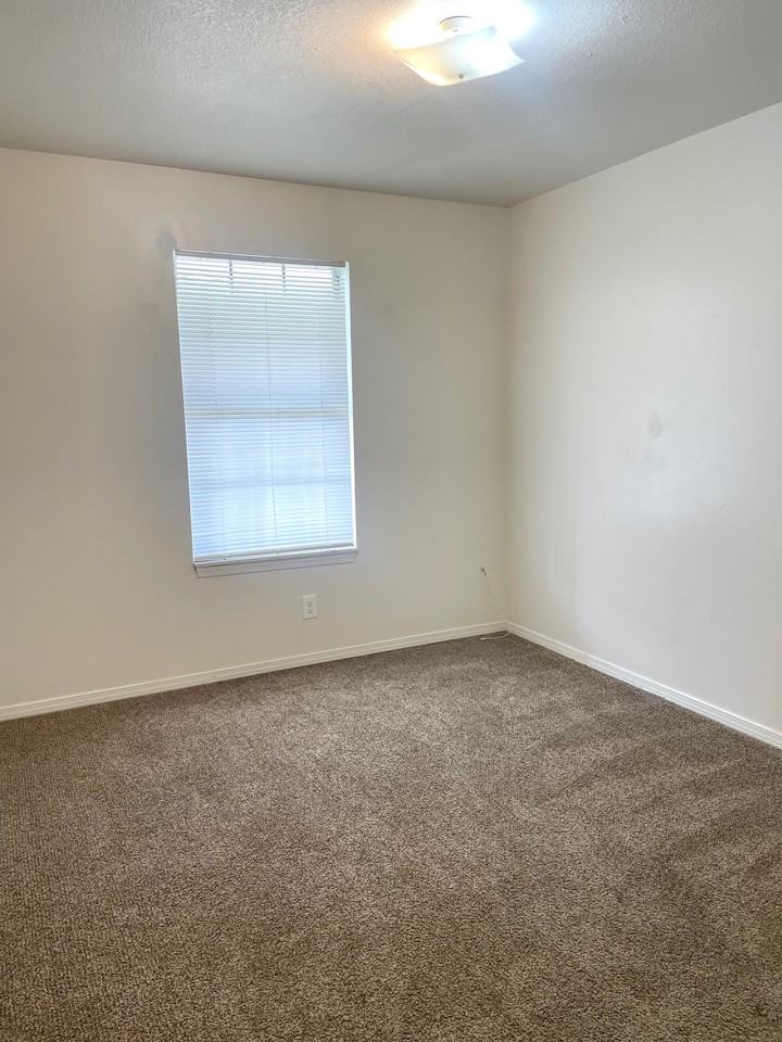 1021 3rd St #4 - Photo 6 of 11