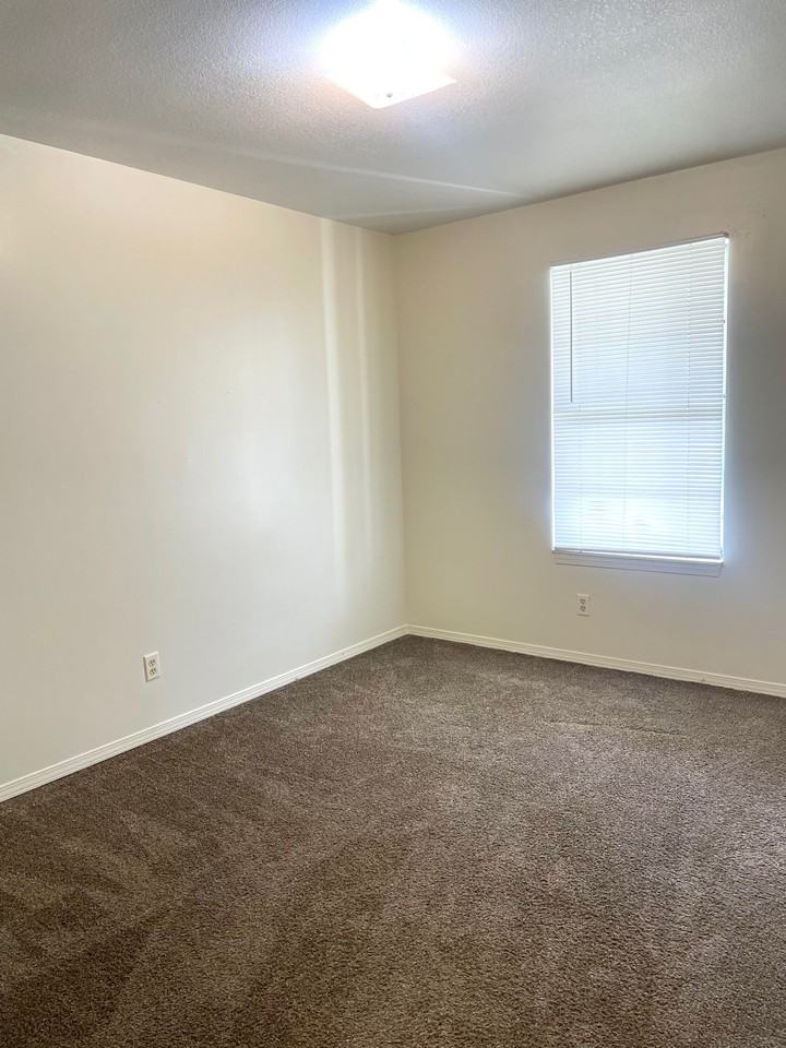 1021 3rd St #4 - Photo 7 of 11