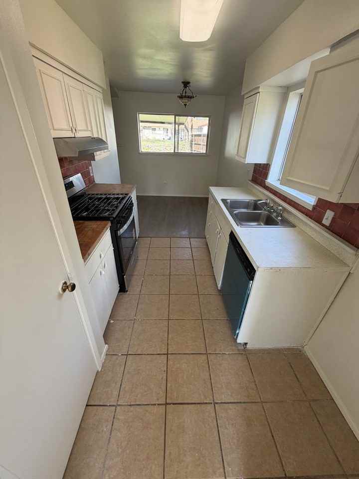 2421 Ridgedale Dr - Photo 4 of 14