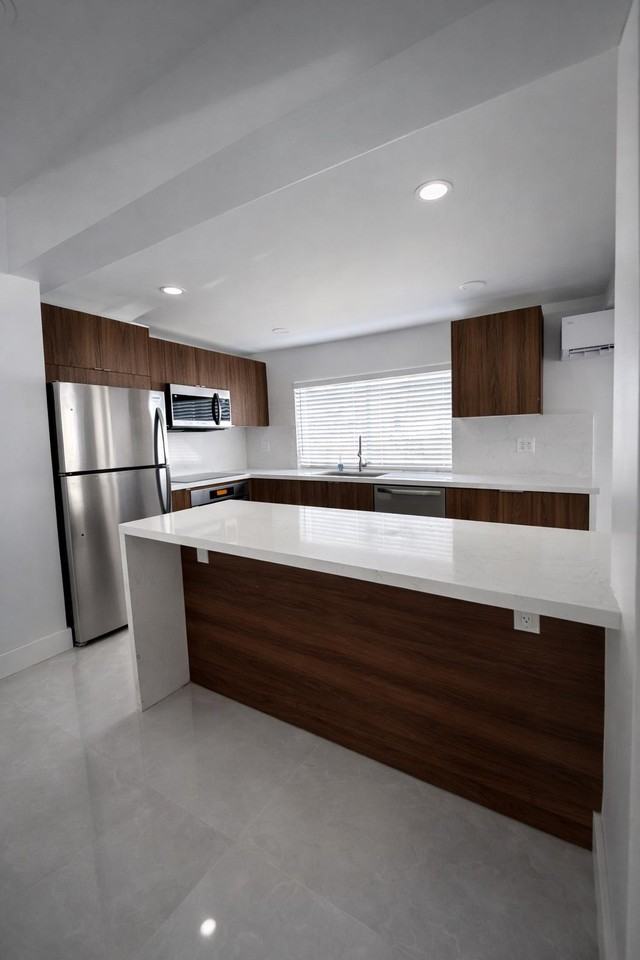 916 Ne 2nd St #D - Photo 2 of 9