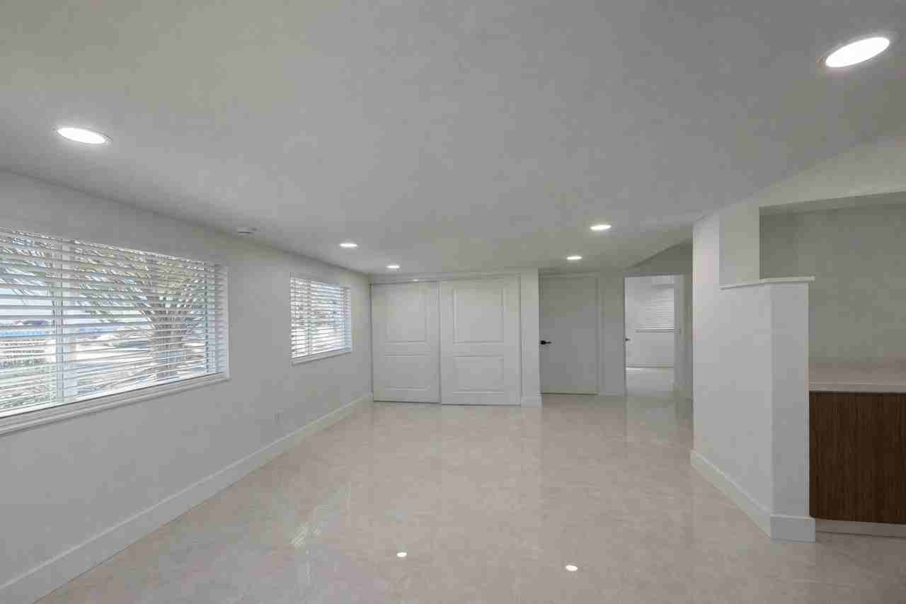 916 Ne 2nd St #D - Photo 4 of 9