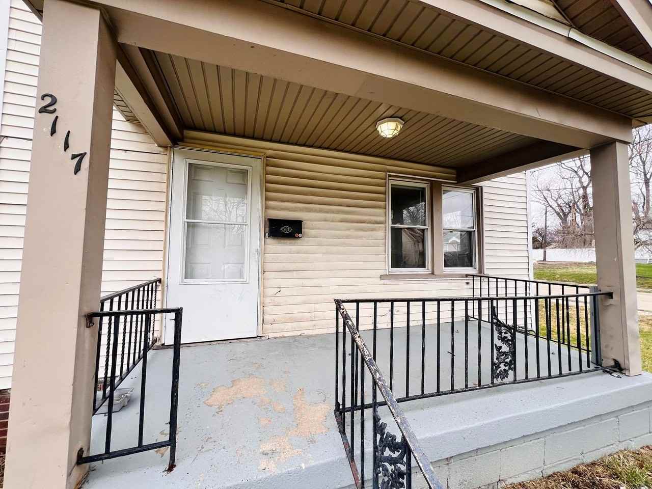 2117 Clinton St - Photo 2 of 15