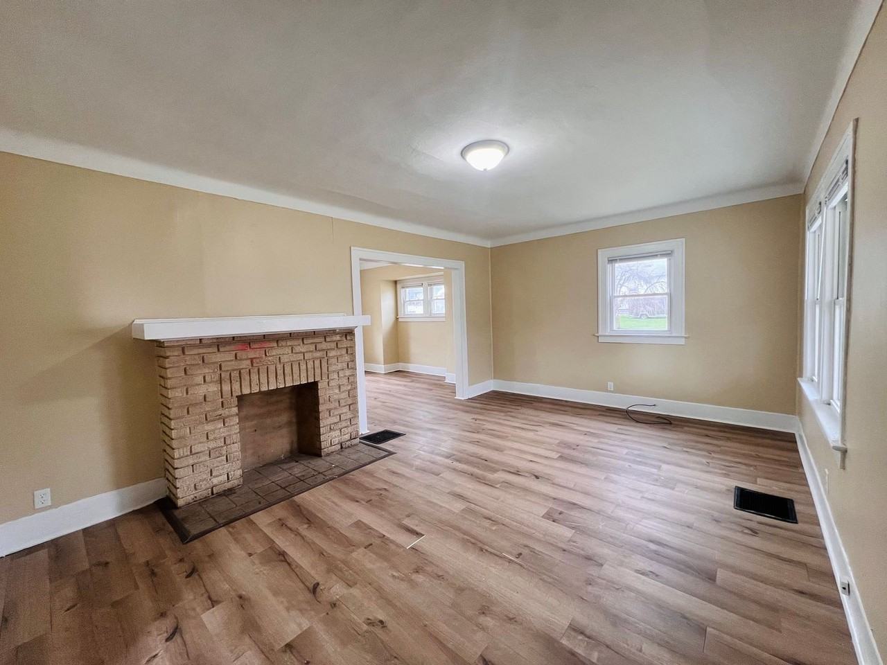 2117 Clinton St - Photo 3 of 15