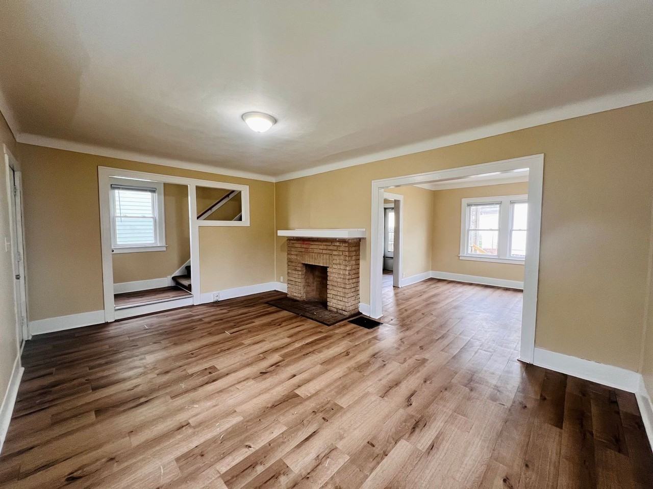 2117 Clinton St - Photo 4 of 15