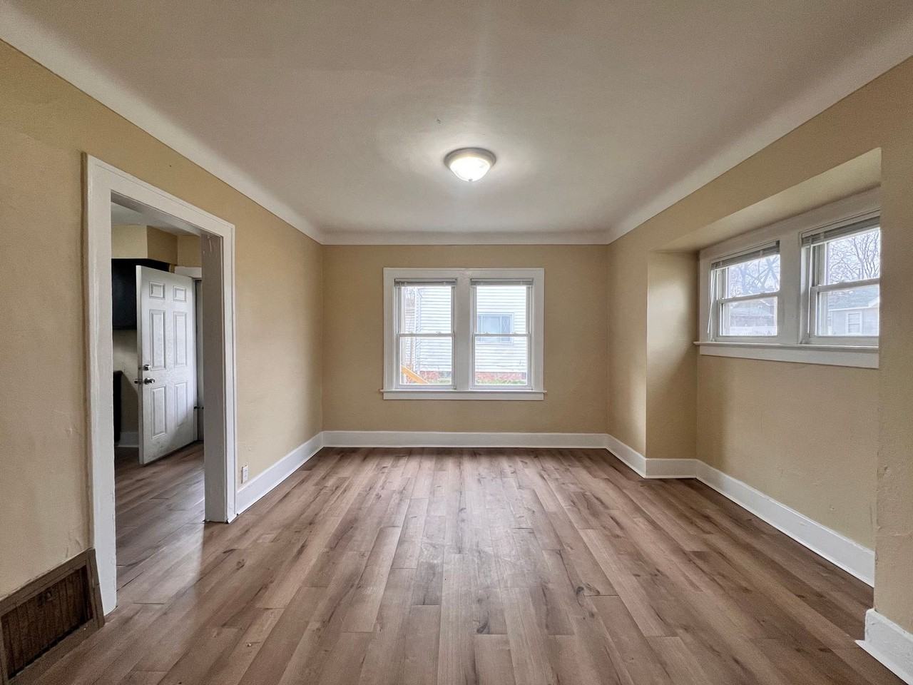 2117 Clinton St - Photo 5 of 15