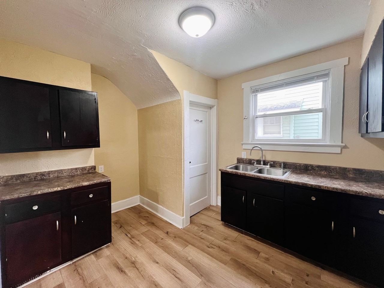 2117 Clinton St - Photo 6 of 15