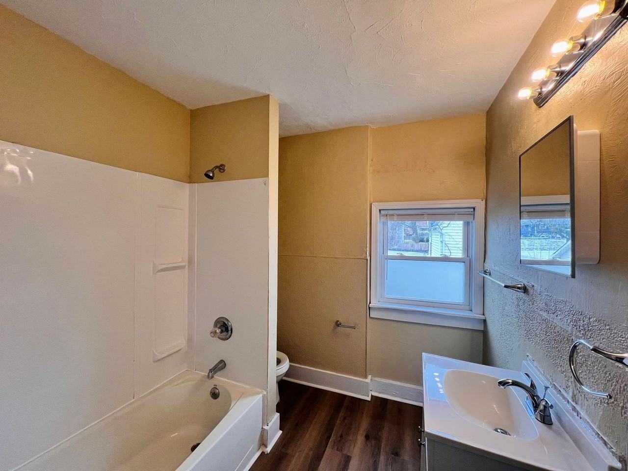 2117 Clinton St - Photo 7 of 15