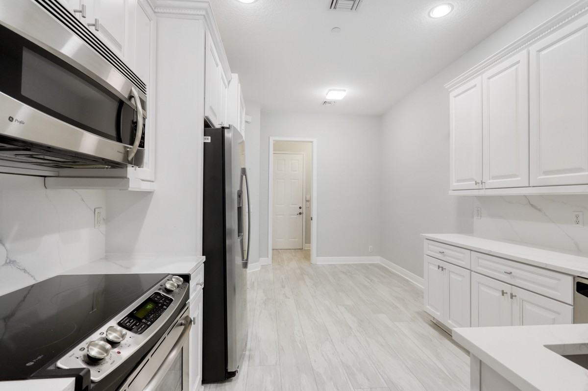 5006 Vine Cliff Way W - Photo 2 of 37