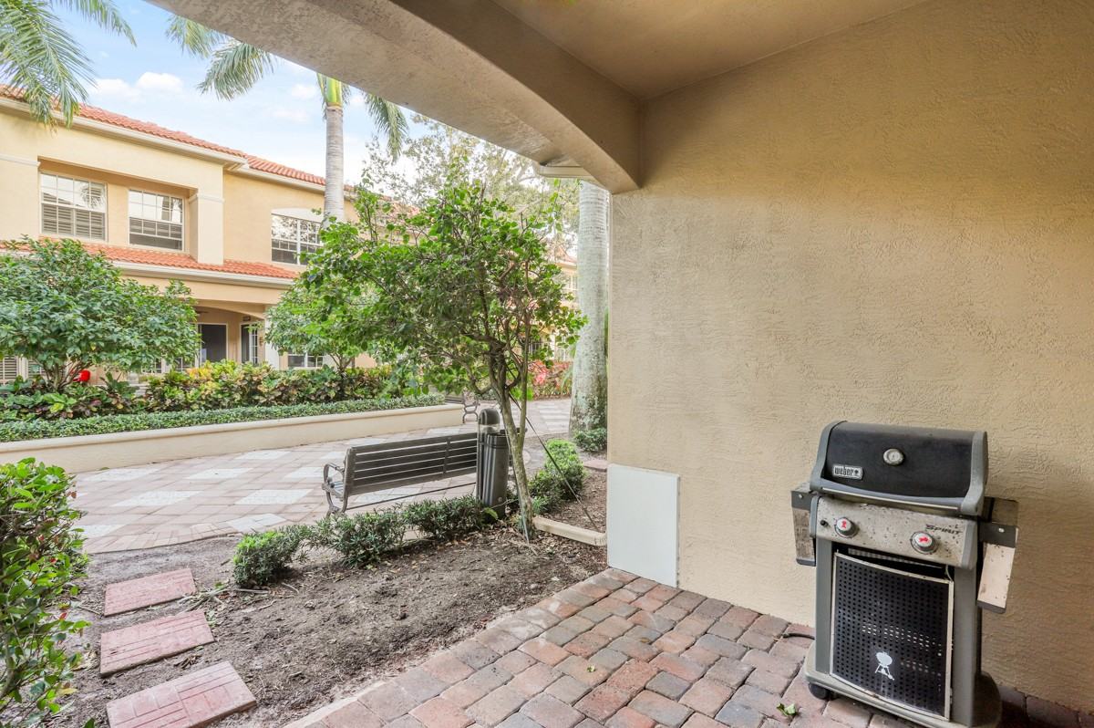 5006 Vine Cliff Way W - Photo 4 of 37