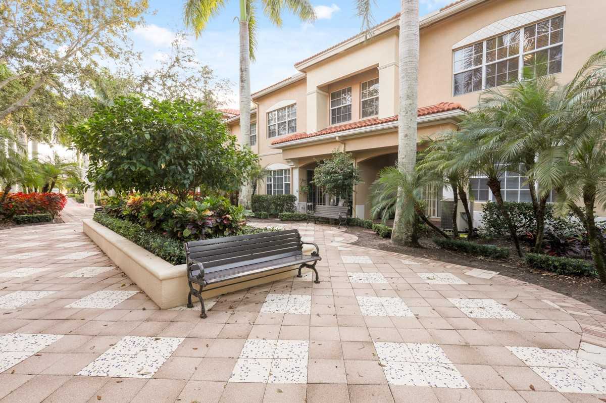 5006 Vine Cliff Way W - Photo 5 of 37