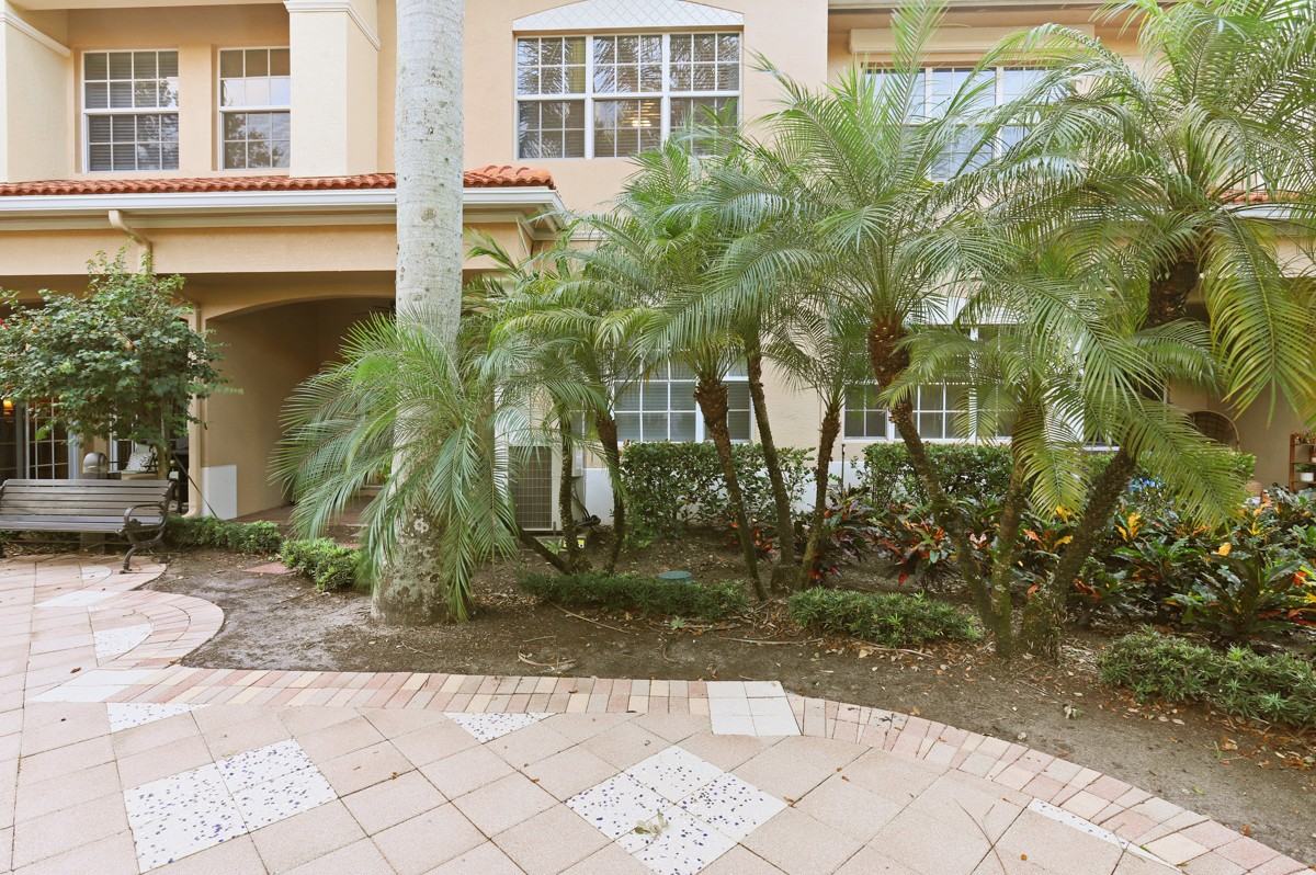 5006 Vine Cliff Way W - Photo 6 of 37