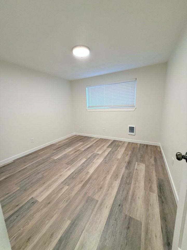 4928 13th Ave Ne - Photo 5 of 20